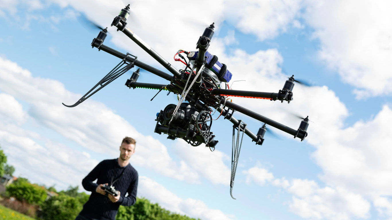 Dosavadní legislativa o využívání dronù je podle výrobcù pøísná.