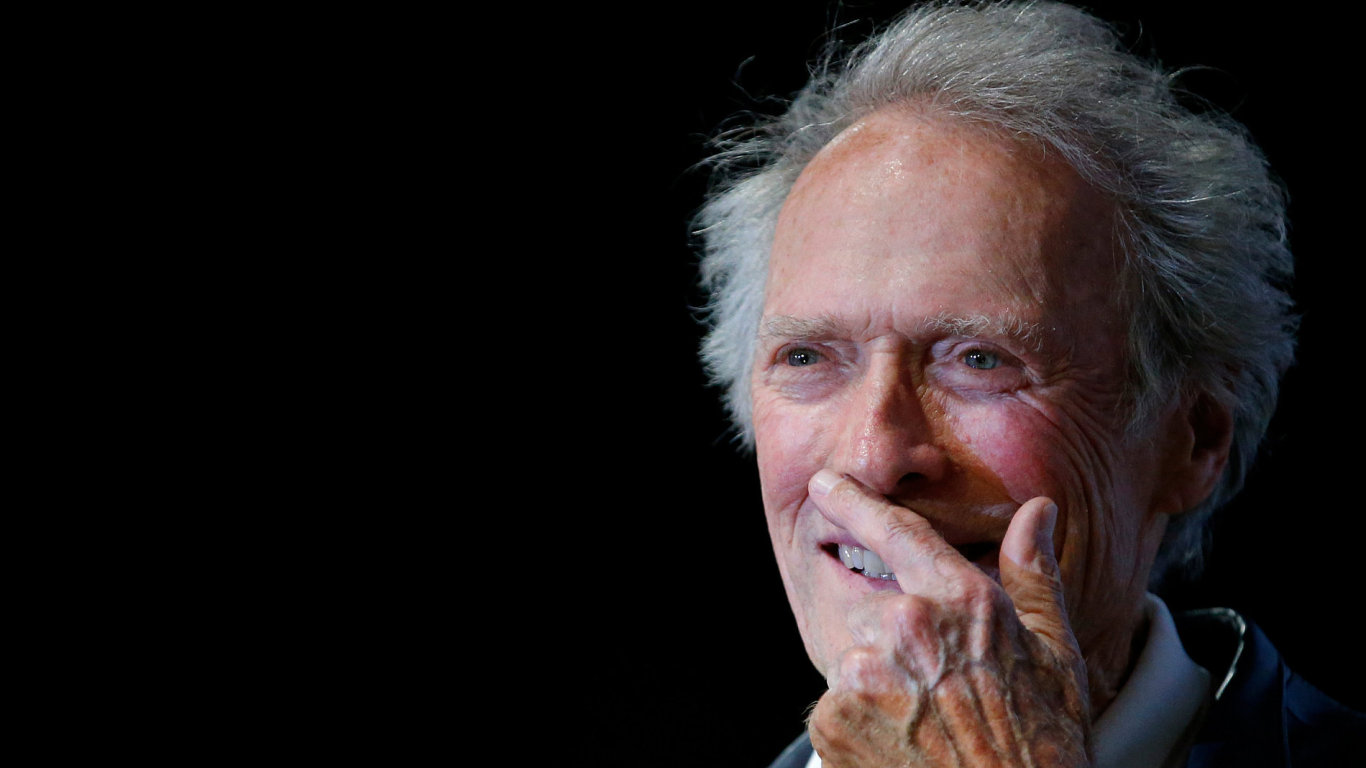 Na snmku z festivalu v Cannes je estaosmdestilet herec a reisr Clint Eastwood.
