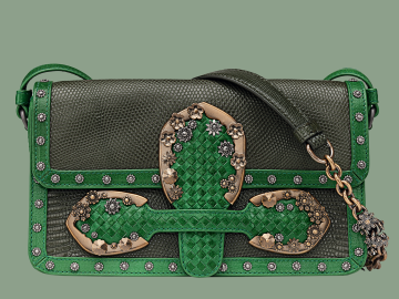 Kabelka Rialtina z kolekce BOTTEGA VENETA je zhotovena z kozí a ještěří kůže. Nechybí ani detaily z proplétané kůže typické pro tuto značku a ozdobné kovové květy.