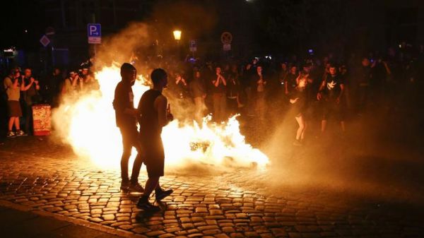 St�ety policie a demonstrant� doprov&aacute;zej&iacute; summit G20 v Hamburku.