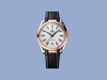 Hodinky OMEGA Seamaster Aqua Terra mají pouzdro z růžového zlata a oceli, povrch číselníku evokuje palubu luxusních jachet a jsou vodotěsné do 150 metrů.