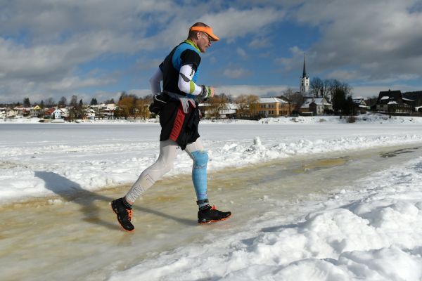 Na zamrzl&eacute; hladin� lipensk&eacute; p�ehrady se uskute�nil extr&eacute;mn&iacute; z&aacute;vod Lipno Ice Marathon, jedin&yacute; st�edoevropsk&yacute; maraton, jeho� trasa vede po zamrzl&eacute; vodn&iacute; hladin�.