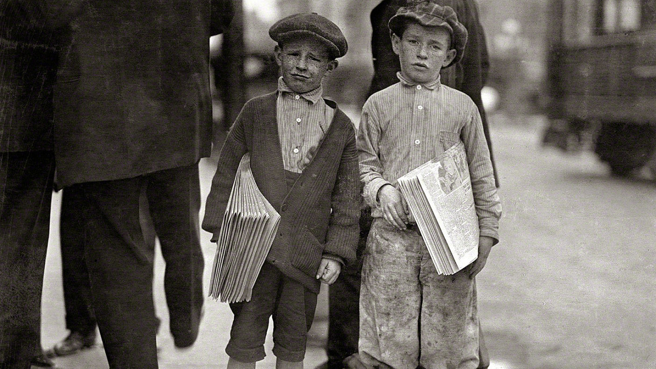 Dva brati, prodavai novin z Los Angeles, 7 a 9 let. Rok 1915.
