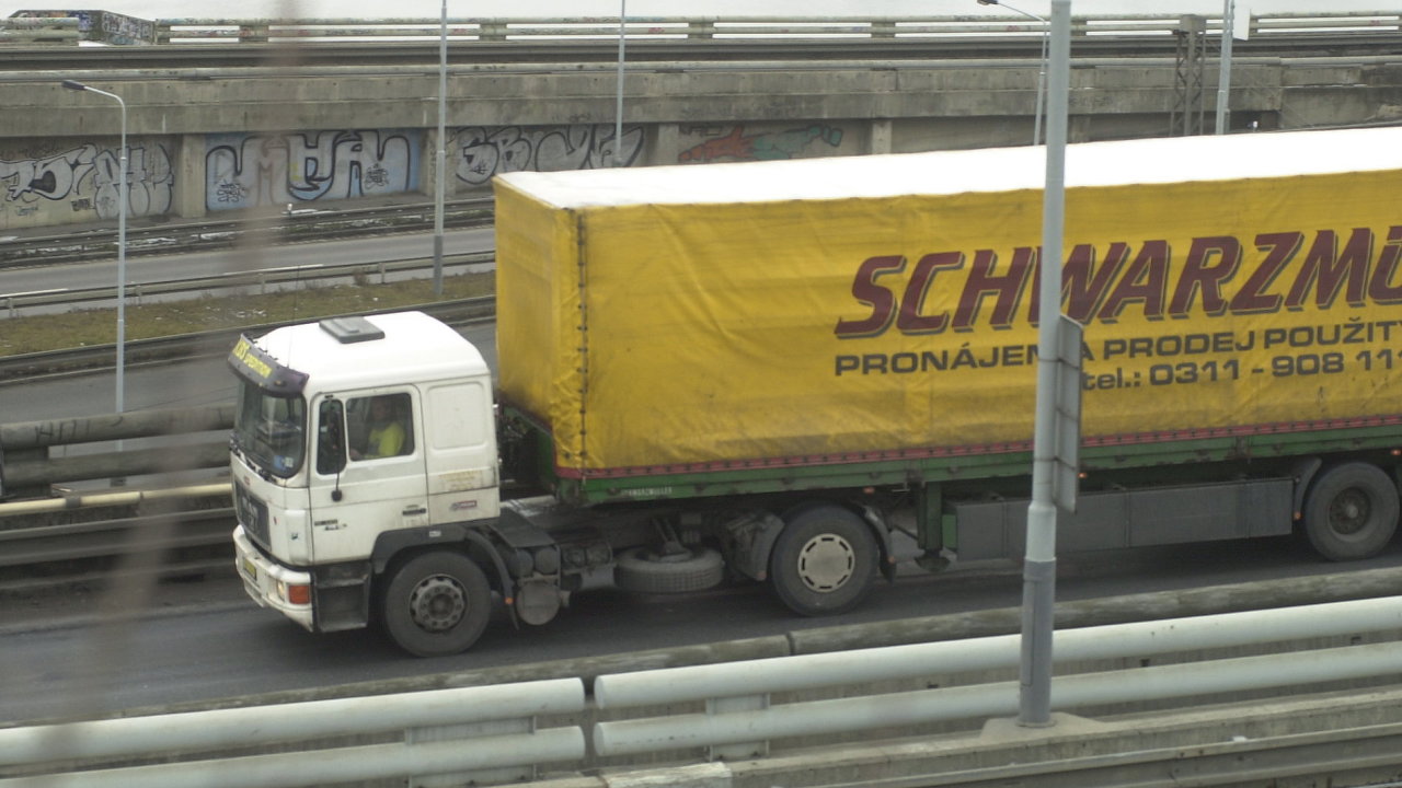 Kamion na Barrandovském mostì