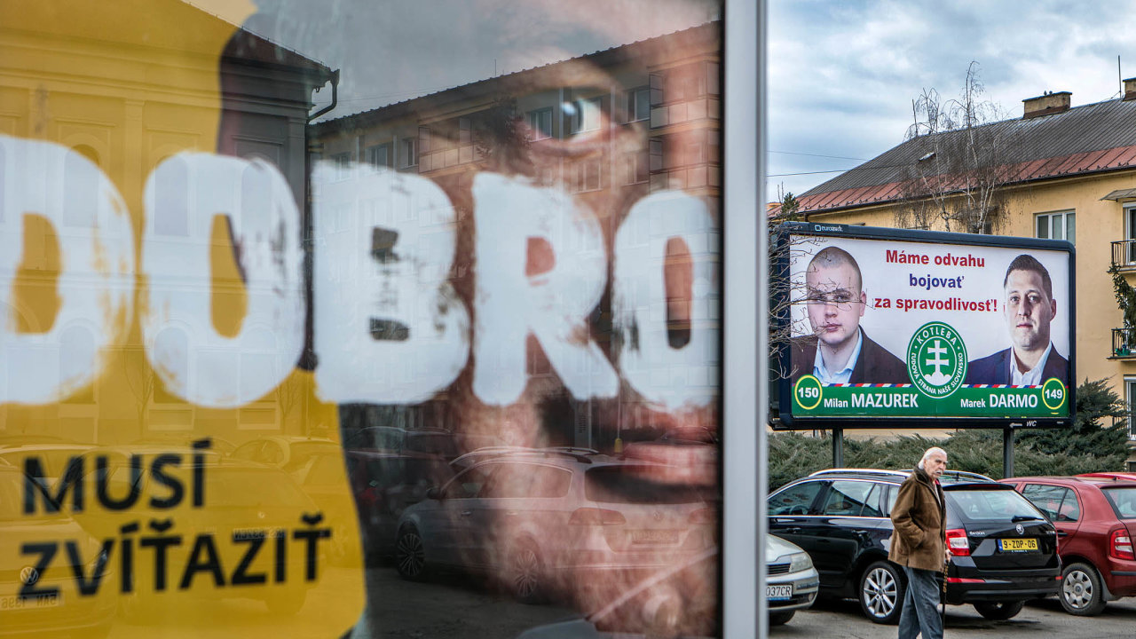 Billboard strany bývalého prezidenta Andreje Kisky (vlevo) nedaleko volební reklamy extremistù Mariana Kotleby v Rimavské Sobotì.