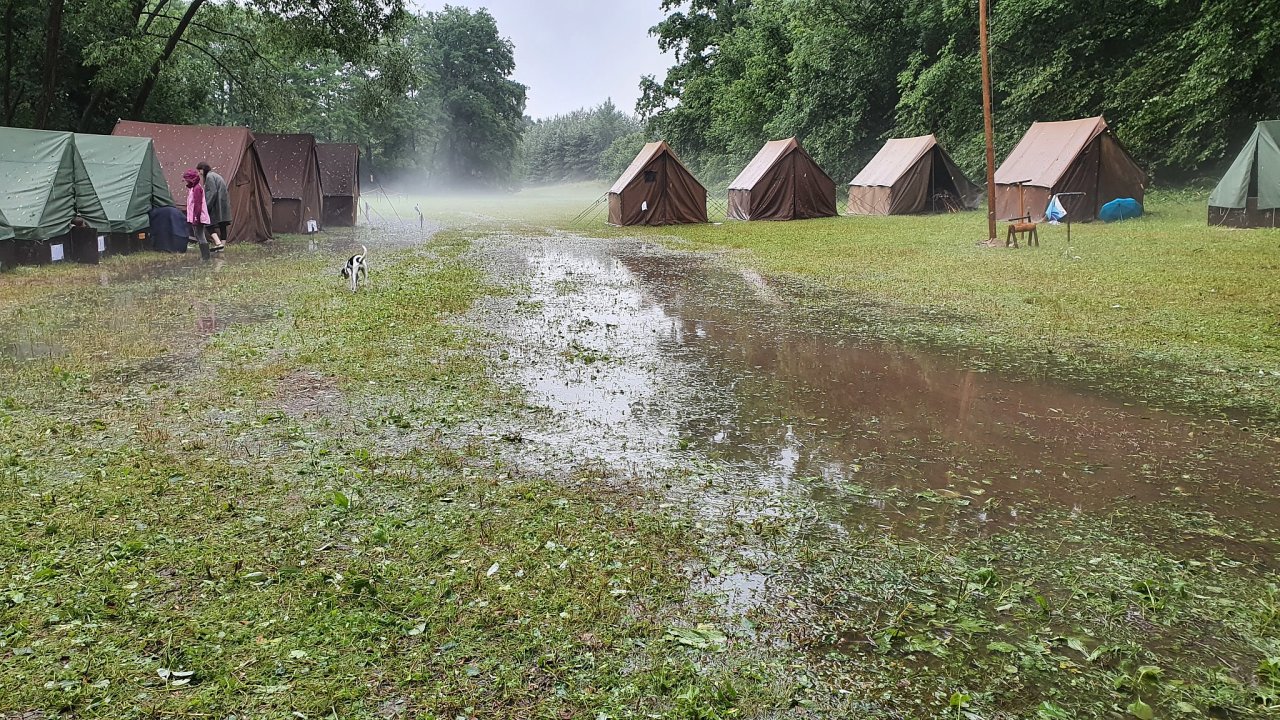 Skautský tábor po pøívalovém dešti a krupobití ve støedních Èechách v èervenci 2021.