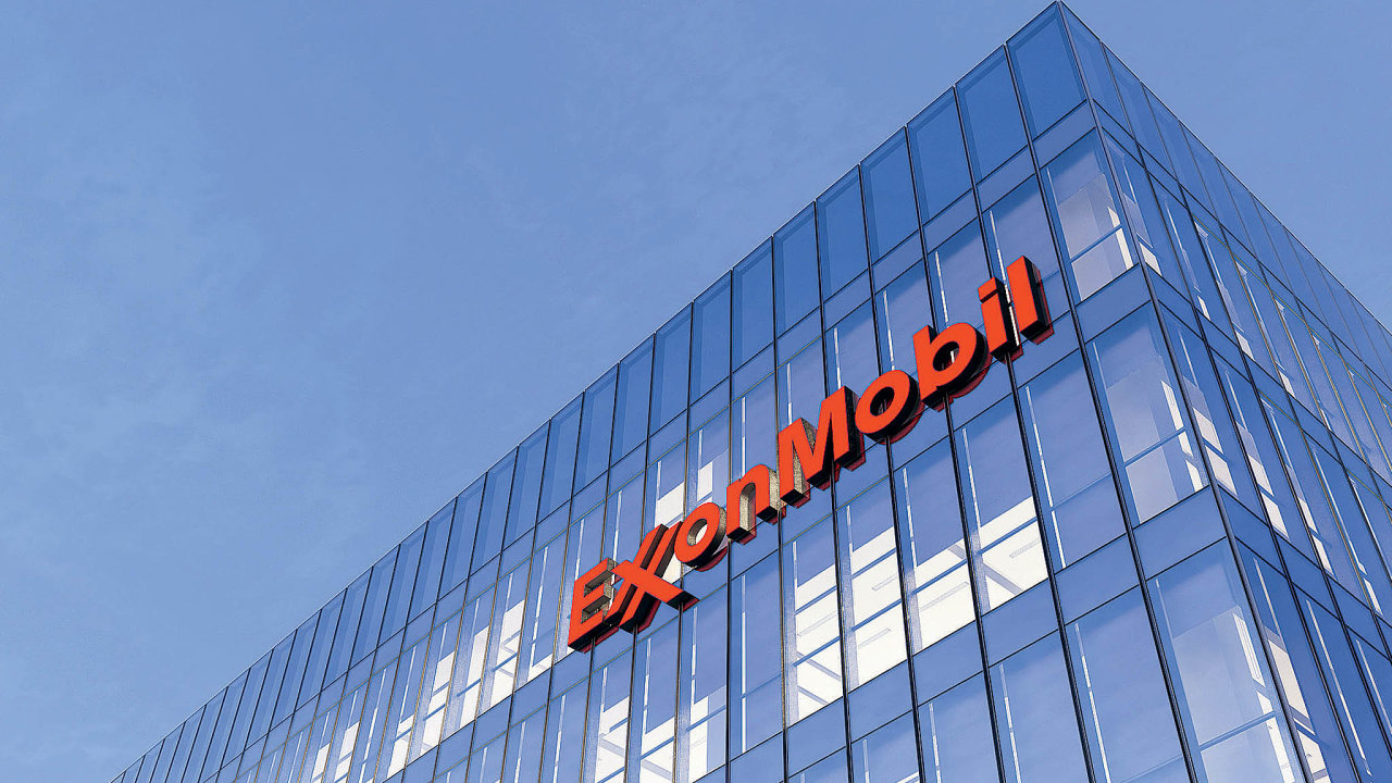 Akcie ropn spolenosti ExxonMobil od zatku tohoto roku vyltly o polovinu.
