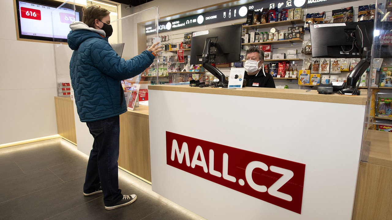 Polská spoleènost Allegro se dohodla na pøevzetí stoprocentního podílu v èeské skupinì e-shopù Mall Group a v kurýrní firmì WeDo. Na snímku z 27. listopadu 2020 si zákazník vyzvedává zboží z výdejny.