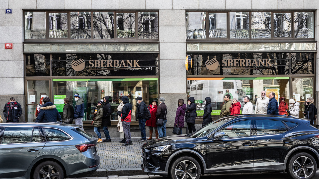 Sberbank, fronty ped pobokou v Praze Na Pkop po oznmen sankc uvalench na Rusko po invazi na Ukrajinu