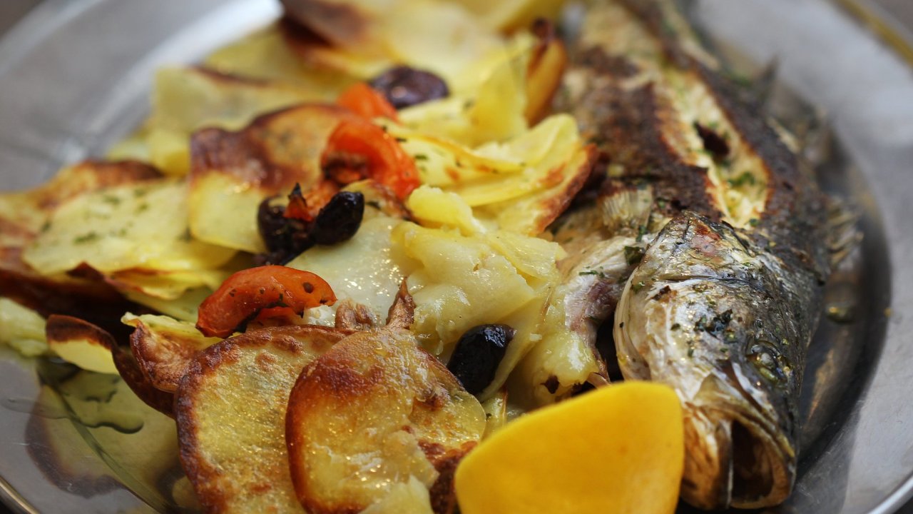 Specialitou restaurace Locanda Marino je napklad mosk vlk s peenmi brambory, rajtky a olivami.