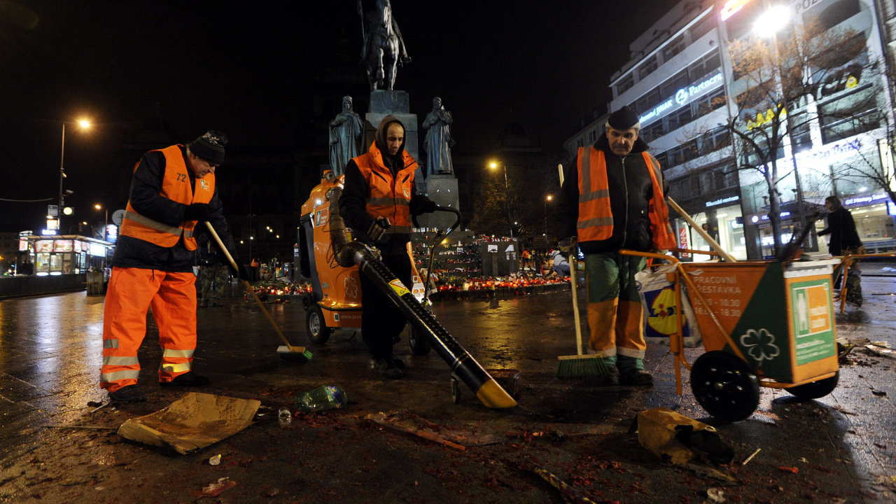 klid odpadk po silvestrovskch oslavch v centru Prahy