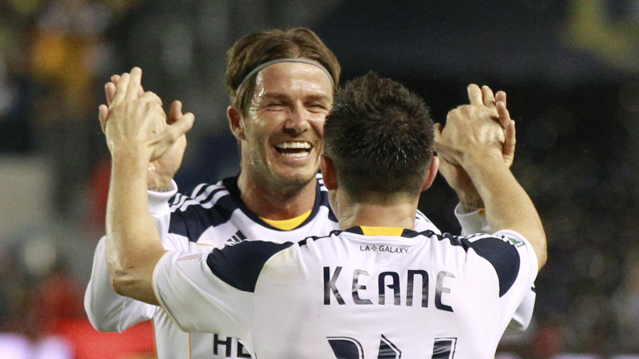 David Beckham se raduje po glu s Robbiem Keanem.