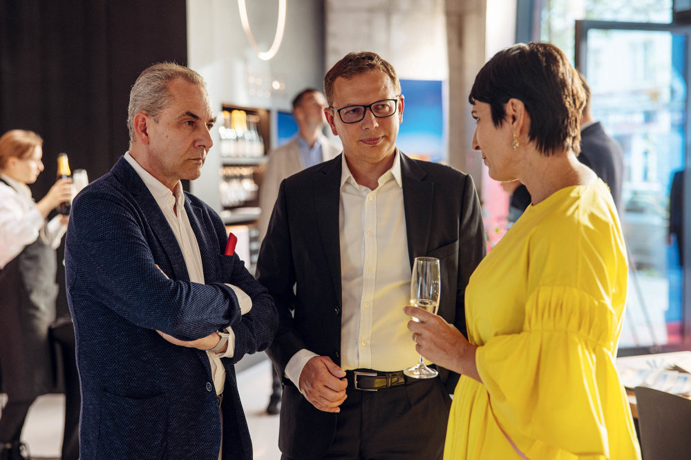 Jan Dobrovský z bpd partners a autor budovy, šéfredaktor Hospodářských novin Jaroslav Mašek a hostitelka večera Radka Prokopová, spoluzakladatelka a ředitelka Alca Group
