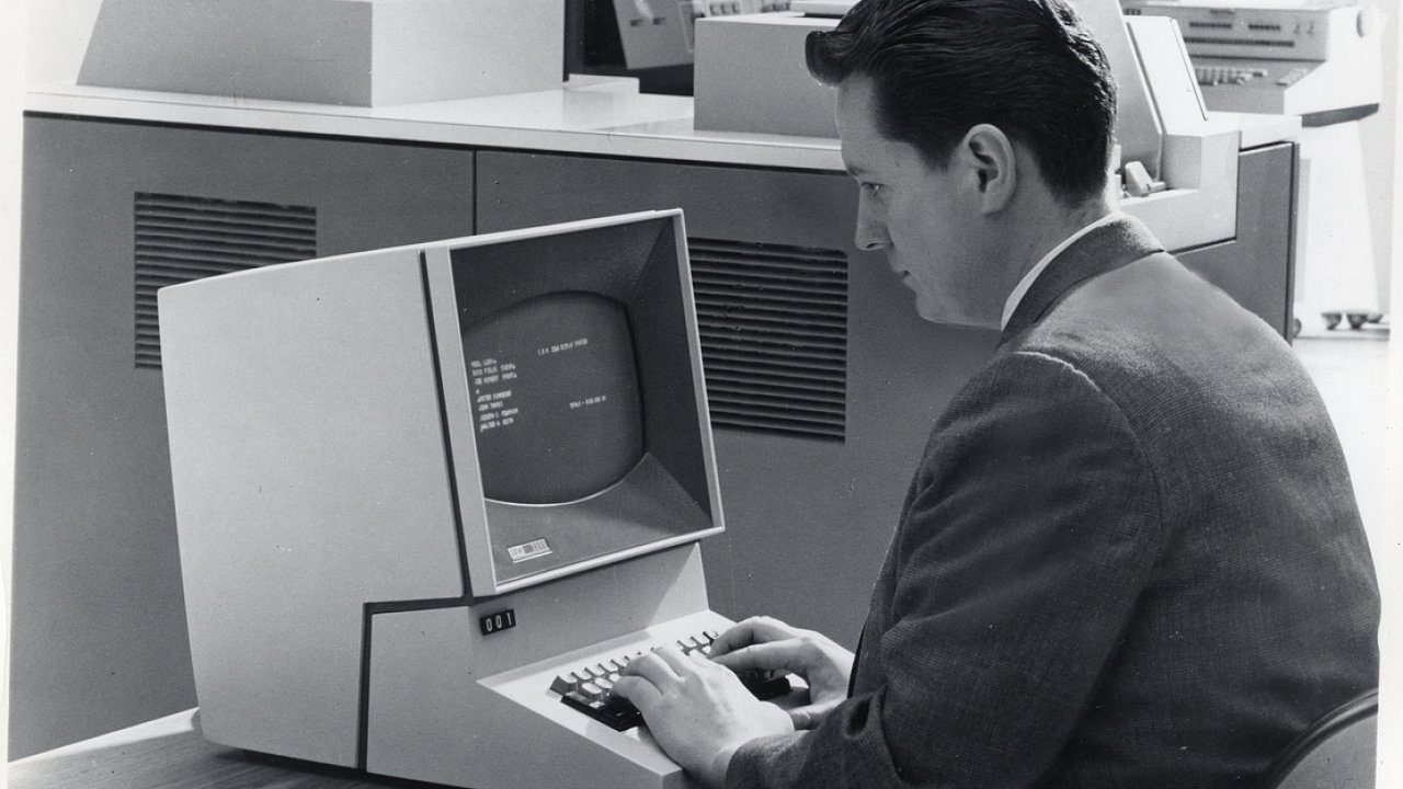 Konverzace s programem Eliza se odehrávaly pøes poèítaèový terminál, jako byl tøeba IBM 2260, uvedený v roce 1964, zhruba ve stejné dobì, kdy Weizenbaum zaèal Elizu programovat.