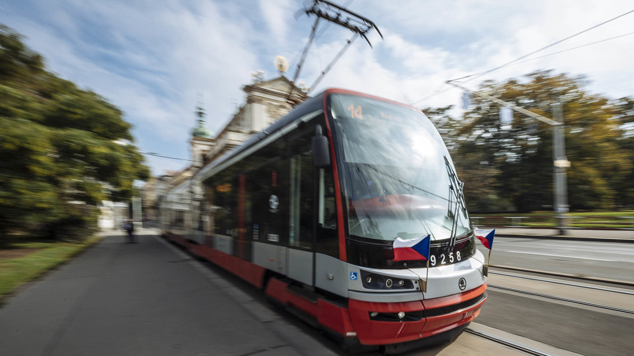 V Praze jezdí 818 tramvají, z toho je 359 nízkopodlažních. Patøí mezi nì i vozy typu Škoda 15T.
