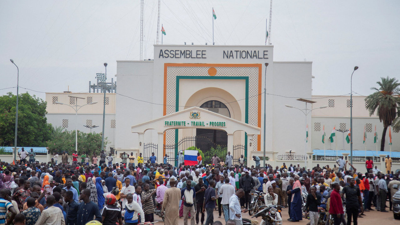 Pznivci pevratu se shromauj a mvaj ruskmi vlajkami ped Nrodnm shromdnm v Niamey, hlavnm mst Nigeru.