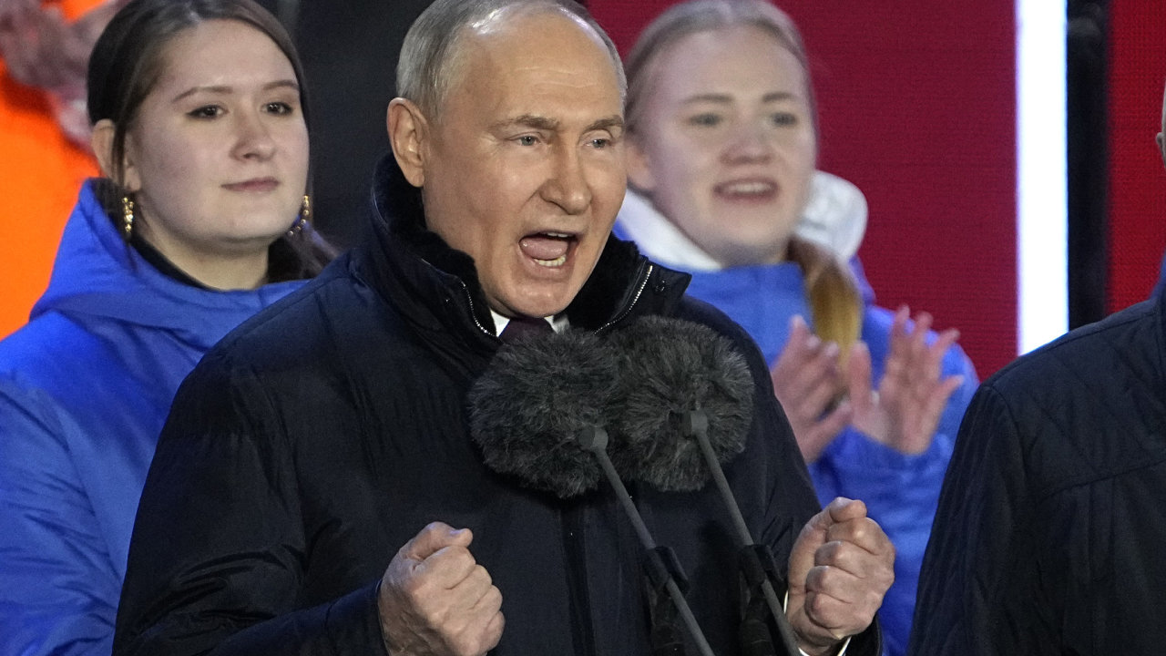 Vladimir Putin oslavuje sv znovuzvolen do funkce.