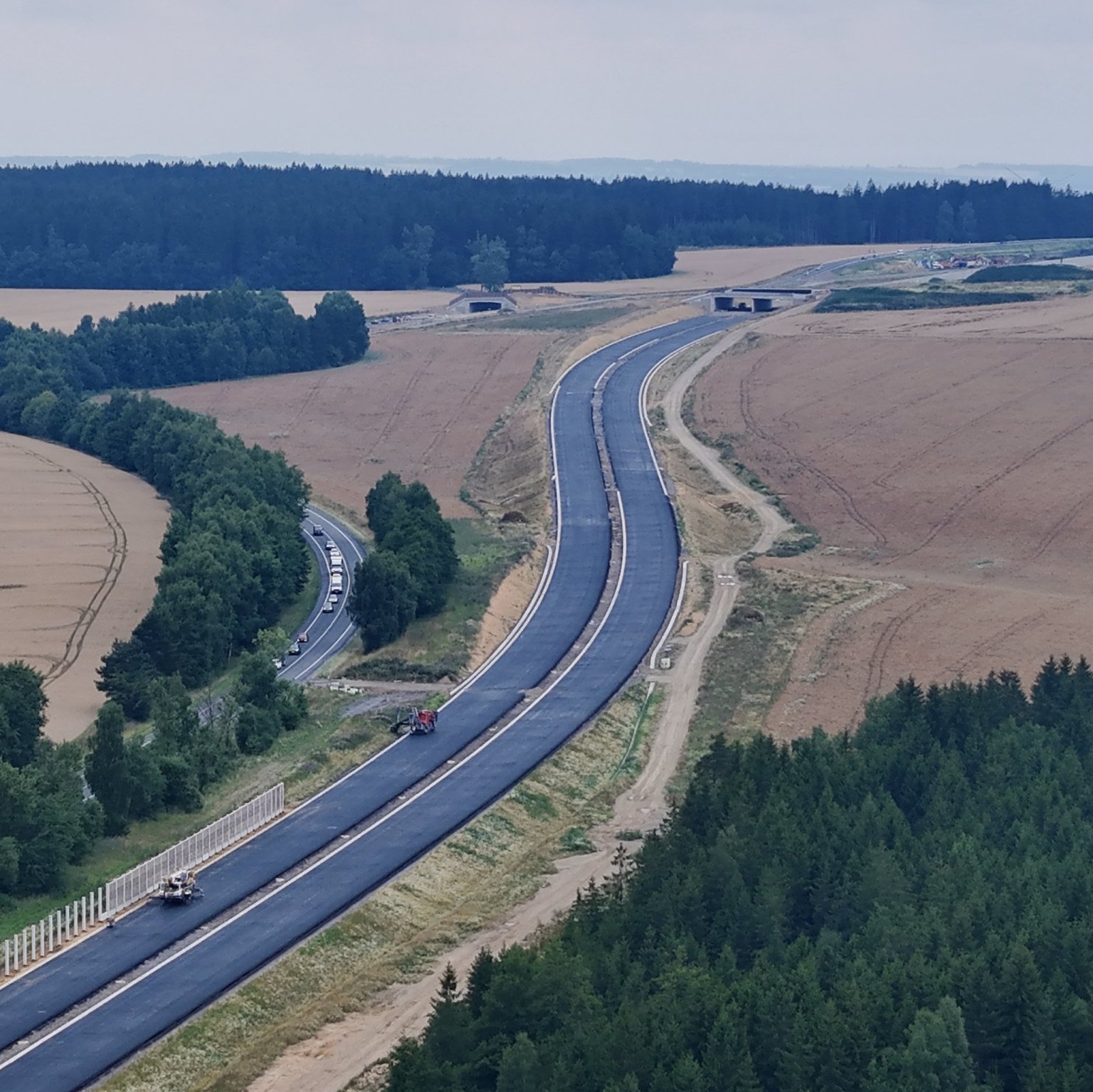 Dvanáctikilometrový úsek D35 mezi Janovem a Opatovcem už se asfaltuje. Stav z konce července 2025. (Foto: Jan T. Beránek) Dvanáctikilometrový úsek D35 mezi Janovem a Opatovcem už se asfaltuje. Stav z konce července 2025.