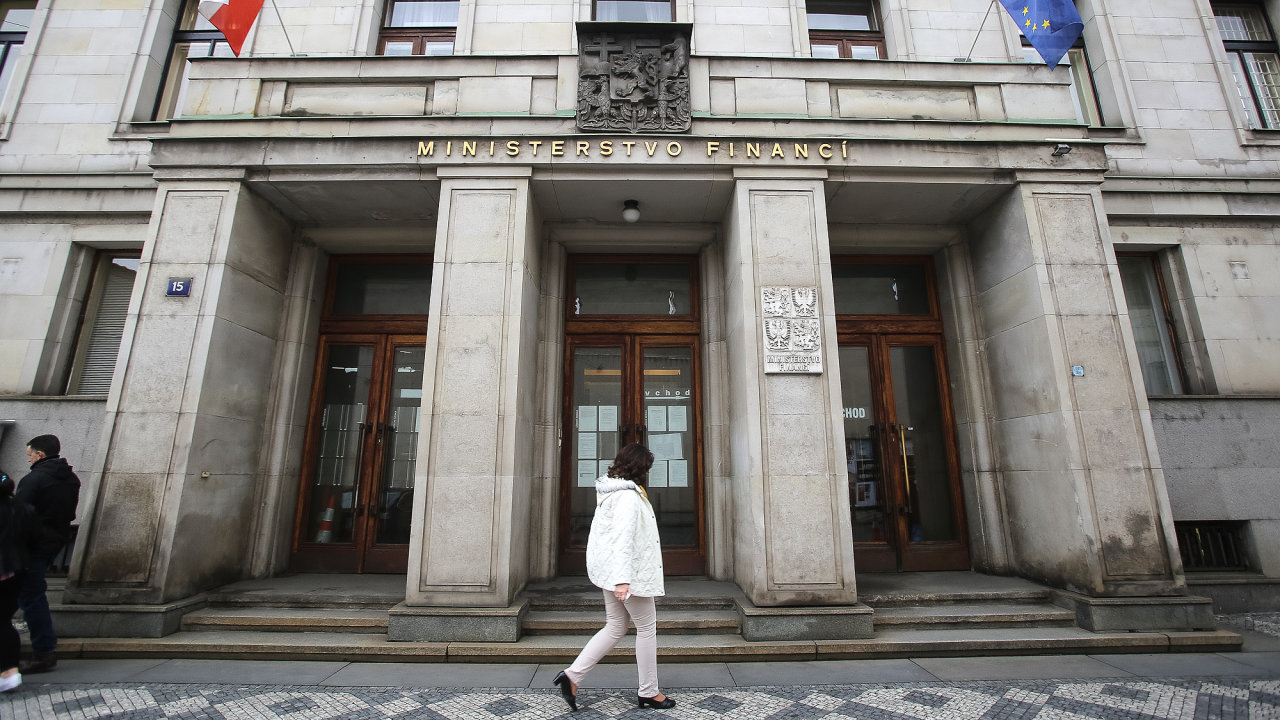 Ministerstvo financí financuje rozpočtové deficity pomocí dluhopisů a nedávno...