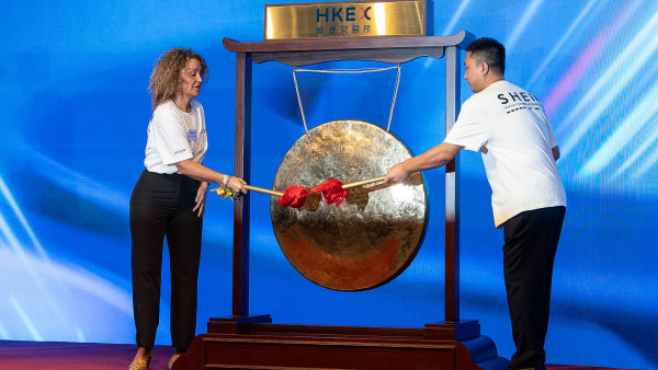 Z�stupci firmy Shein zah�jili obchodov�n� na honkongsk� burze tradi�n�m...