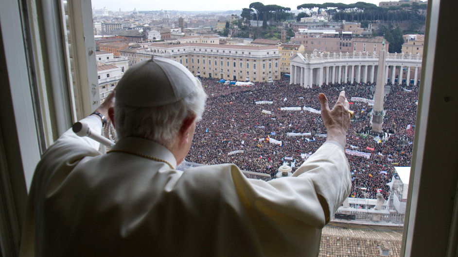 Pape Benedikt XVI. se lou s vcmi pi posledn nedln modlitb.