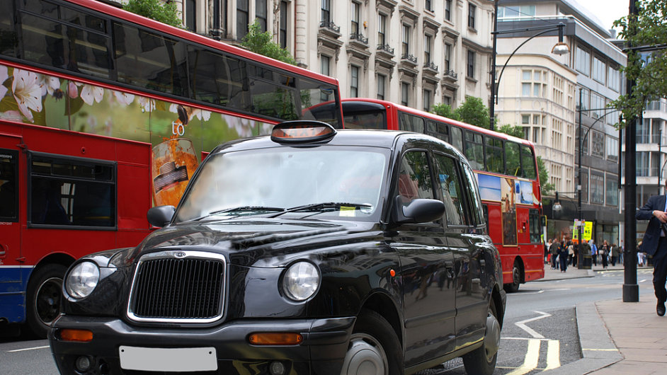 Èerné taxíky z produkce Manganese Bronze jsou spolu s èervenými double-deckery dopravními symboly Londýna.