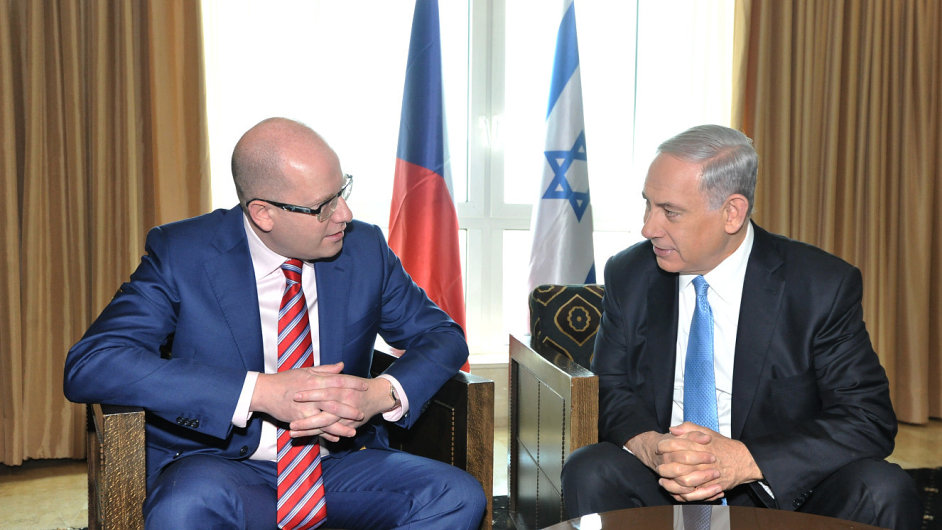 Premiér Bohuslav Sobotka (vlevo) jednal v Jeruzalémì se svým izraelským protìjškem Benjaminem Netanjahuem.