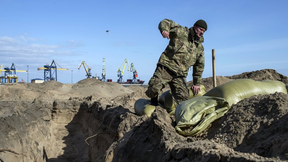 Ukrajinsk vojk pokld pytle s pskem na pli v pstavnm mst Mariupol.