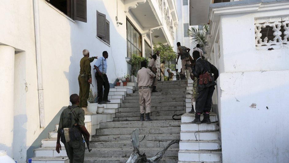 Pslunci somlsk policie snac se dostat hotel pod svoji kontrolu