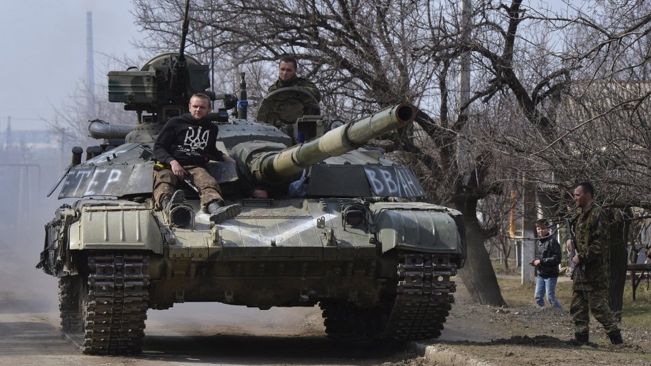 Pslunk ukrajinsk armdy pemisujc tank do Luhansku