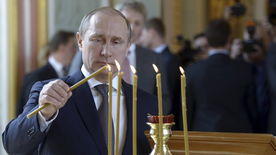 Rusk prezident Vladimir Putin zapaluje svku v katedrle
