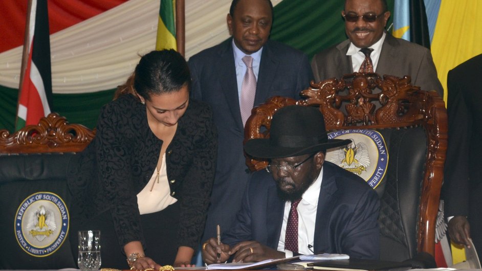 Prezident Jinho Sdnu Salva Kiir podepsal mrovou dohodu s povstalci.