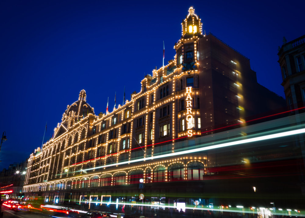 Londýnský Harrods Obchodní dům Harrods sídlí v samotném centru Londýna a jeho historie sahá až do roku 1834, kdy si Charles Henry Harrods otevřel obchod zaměřený na prodej čajů. V roce 1861 předal vedení svému synovi a v roce 1880 měla firma už více než 100 zaměstnanců. Výstavba dnešního obchodního domu Harrods začala v roce 1901. Na osvětlení fasády je potřeba dvanáct tisíc žárovek.