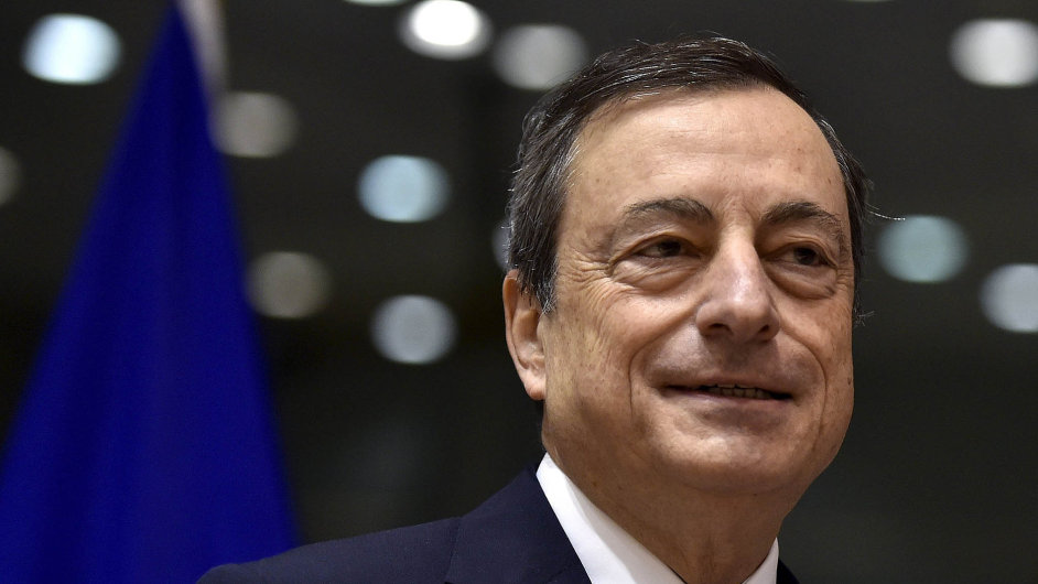 Mario Draghi slibuje, e ECB bude nakupovat dluhopisy alespo dobezna 2017. Ale mon jet dle.