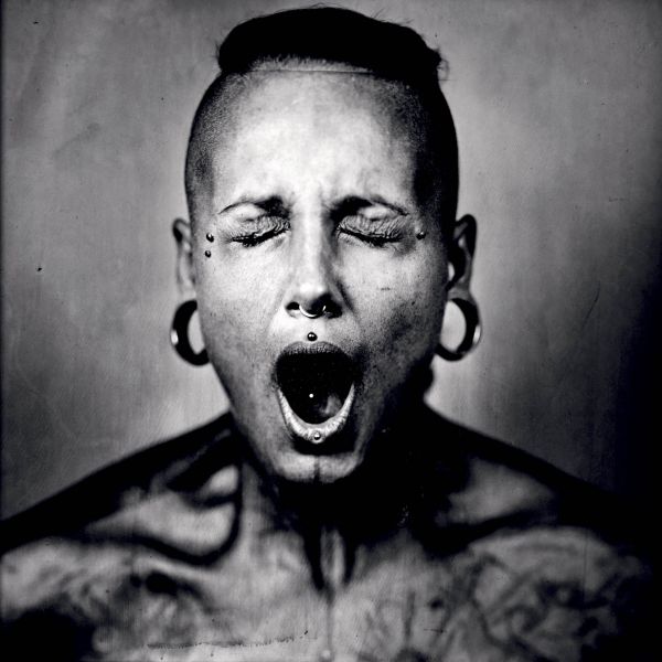 Fotografie z projektu Orgasmick&eacute; portr&eacute;ty vznikaj&iacute; za pomoci p�vodn&iacute; techniky ambrotypie, kter&aacute; vznikla roku 1851.