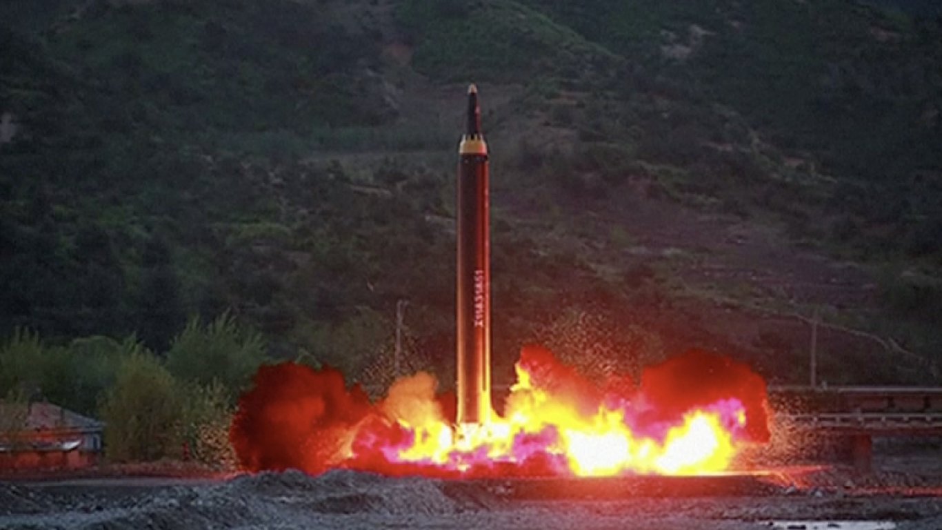 KLDR testovala pod dohledem Kima novou raketu.