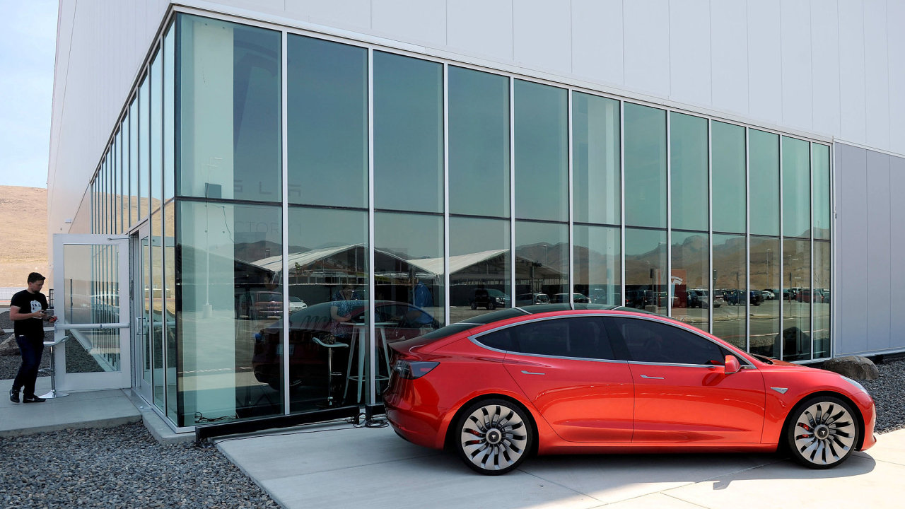 Prototyp novho vozu Tesla Model 3.