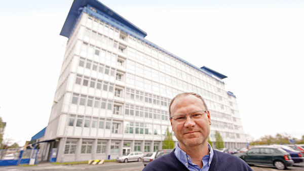 Petr Škoda, general manager Jusda Europe, před jednou z mnoha budov pardubického areálu firmy Foxconn.