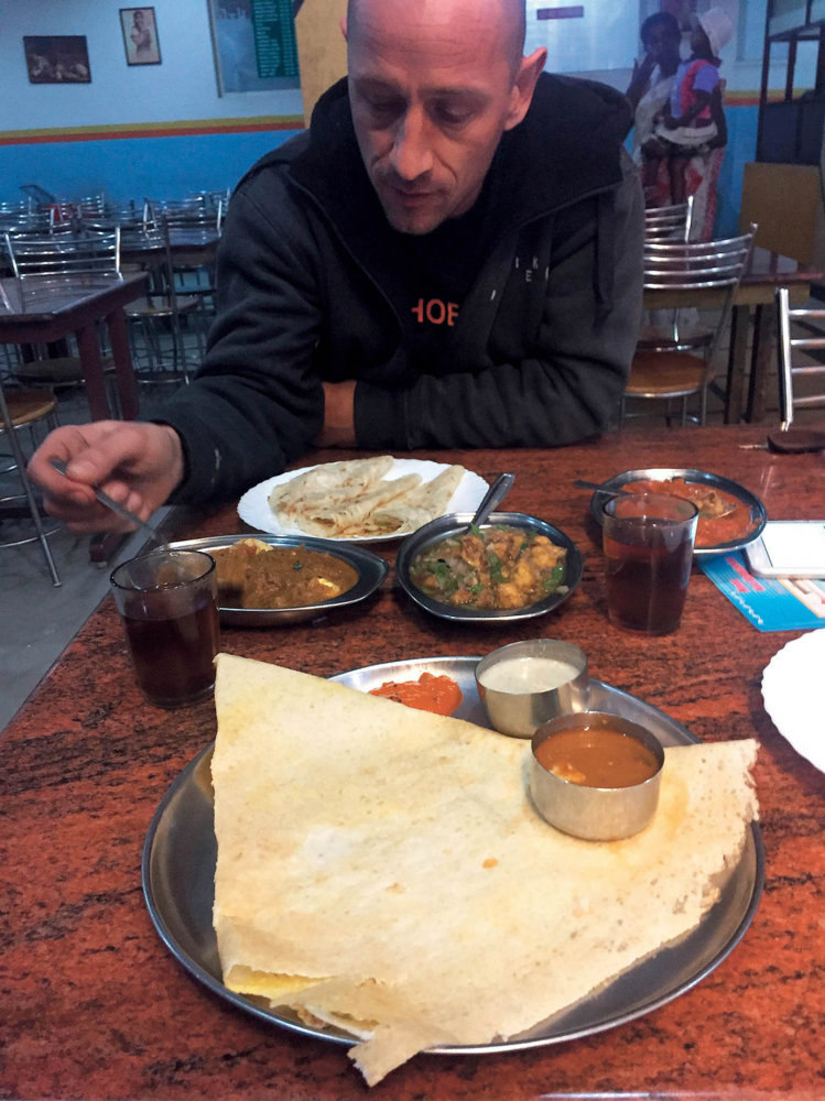 V popředí masala dosa, klasická jihoindická snídaně