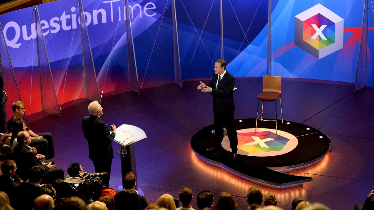 Pøedvolební debata s diváky stanice BBC. Na snímku uprostøed premiér zemì David Cameron.