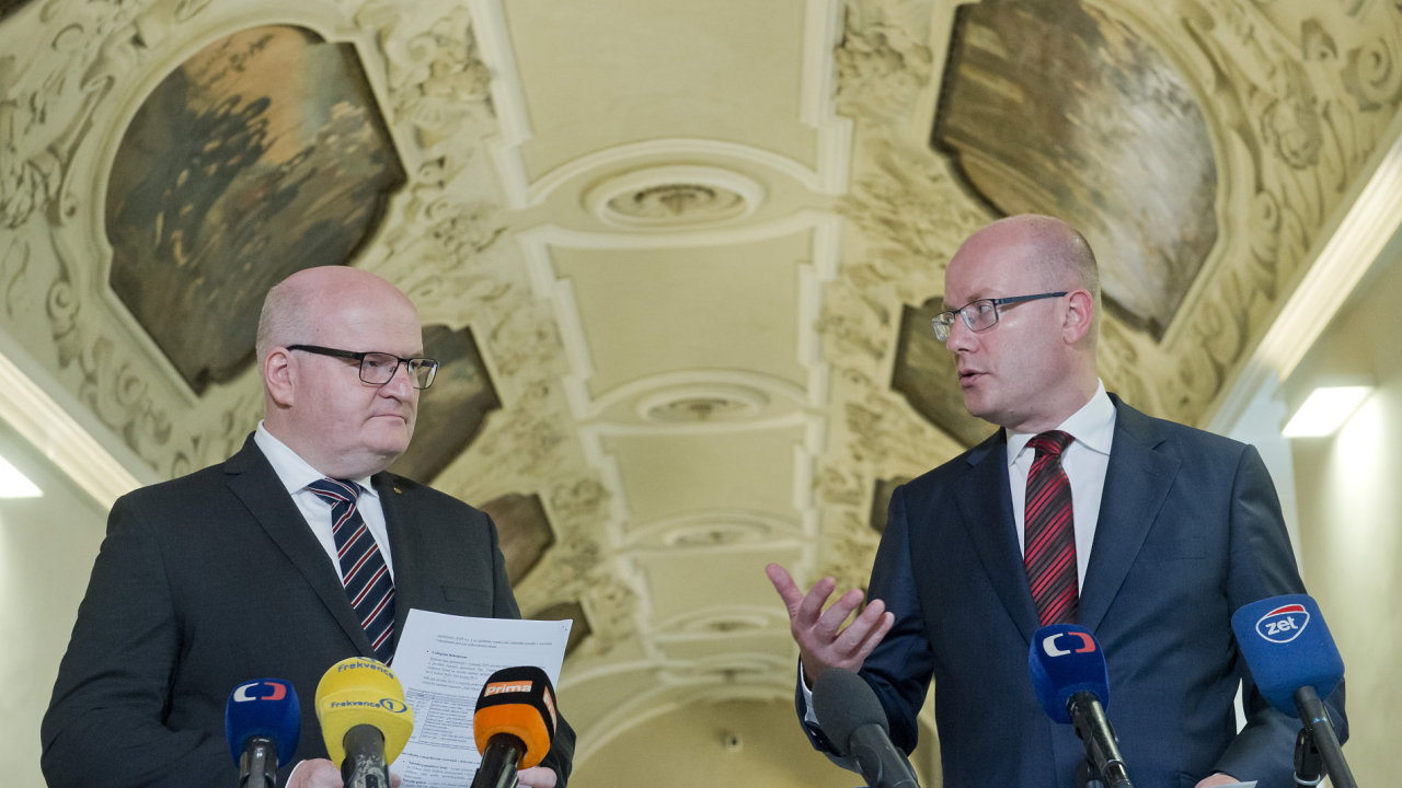 Ministr kultury Daniel Herman a premir Bohuslav Sobotka se k bilann schzce seli v praskm Klementinu.