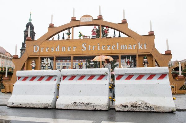 Návštìvníky vánoèních trhù v Drážïanech chrání 160 betonových bariér.