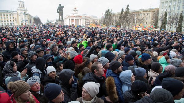 V sibi�sk&eacute;m m�st� Kemerovo se se&scaron;ly tis&iacute;ce demonstrant�, Rusko, Demonstrace