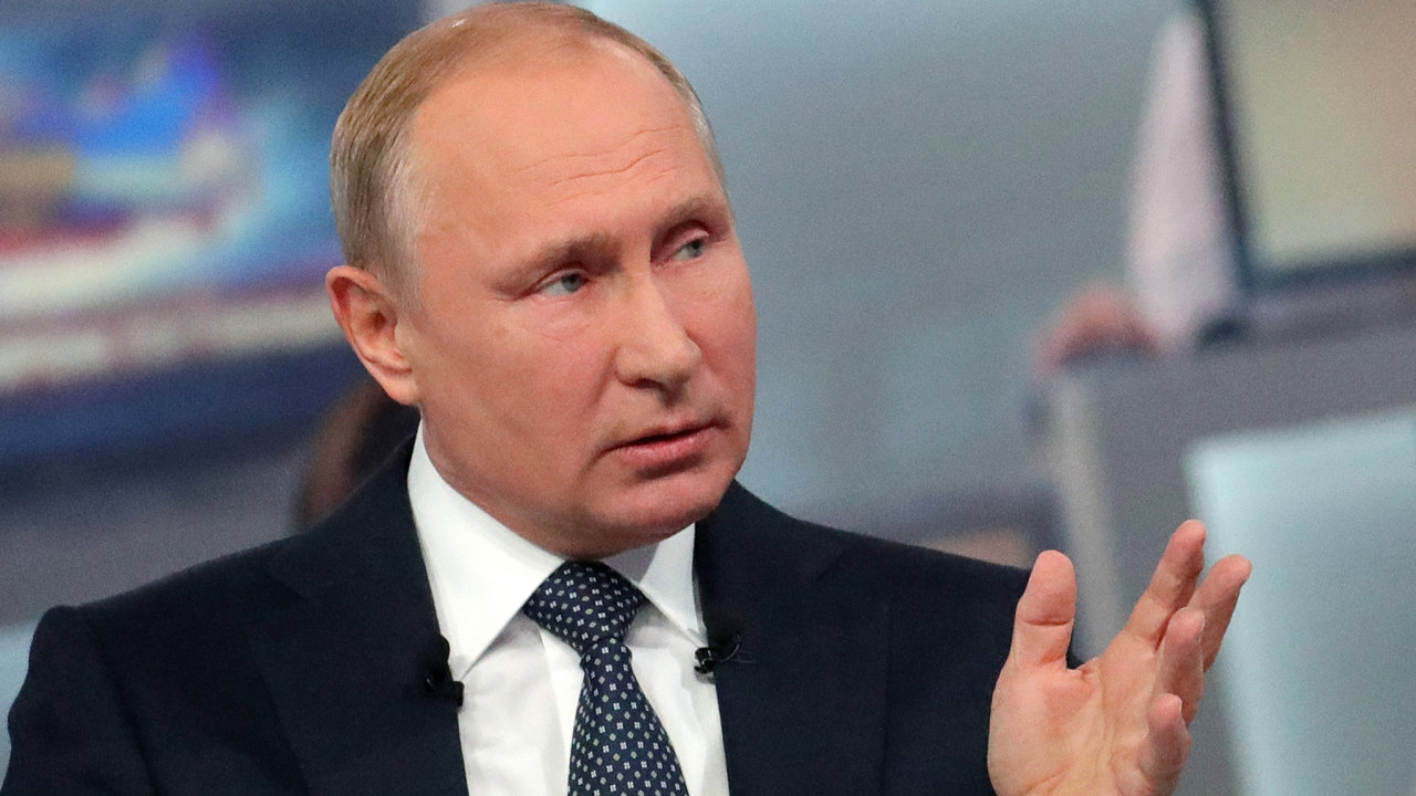 Rusk prezident Vladimir Putin bhem besedy s obany.