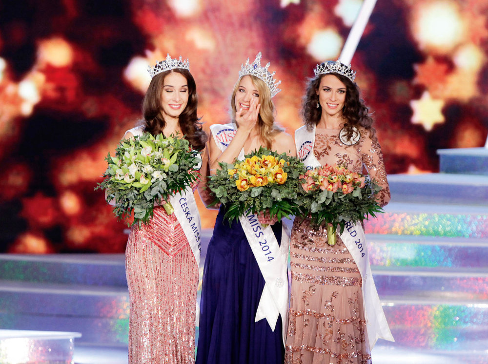 Česká Miss 2014 - Gabriela Franková (uprostřed). Modelka, která vlastní modelingovou a hostesingovou agenturu, spoluzaložila soutěž Miss středních škol Olomouckého kraje.