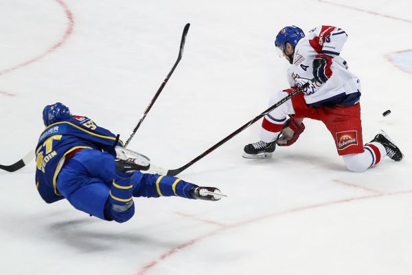 �esk&yacute; obr&aacute;nce Ond�ej N�mec p�i utk&aacute;n&iacute; se &Scaron;v&eacute;dskem na Channel One Cup.