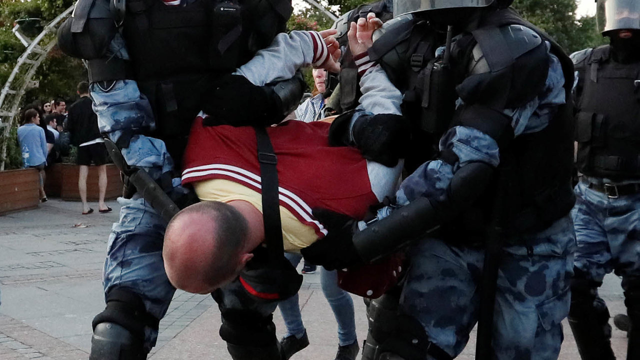 Policie vcentru Moskvy hromadn zatkala lidi pi sobotn nepovolen demonstraci. Tu svolala opozice kvli vylouen sti kandidt zkomunlnch voleb.