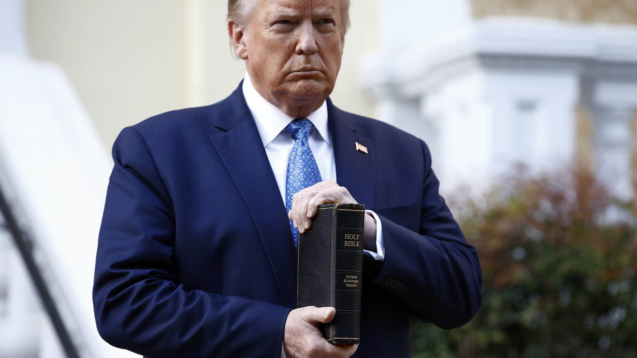 Prezident Trump nechal vyklidit prostor ped demonstranty ponienm kostelem sv. Jana, aby se vyfotil s bibl.