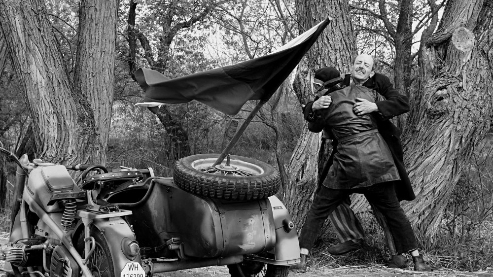 Zlo Prislo Ze Sousedni Chalupy Film Bohdana Slamy Krajina Ve Stinu Se Zakusuje Do Historickeho Svedomi Vikend