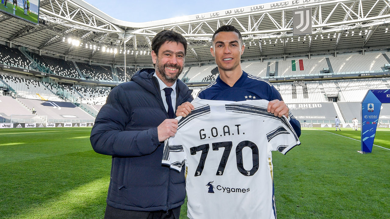 Prezident Juventusu Andrea Agnelli a nejvìtší hvìzda klubu Cristiano Ronaldo s dresem, který oslavuje 770 gólù portugalského kanonýra.